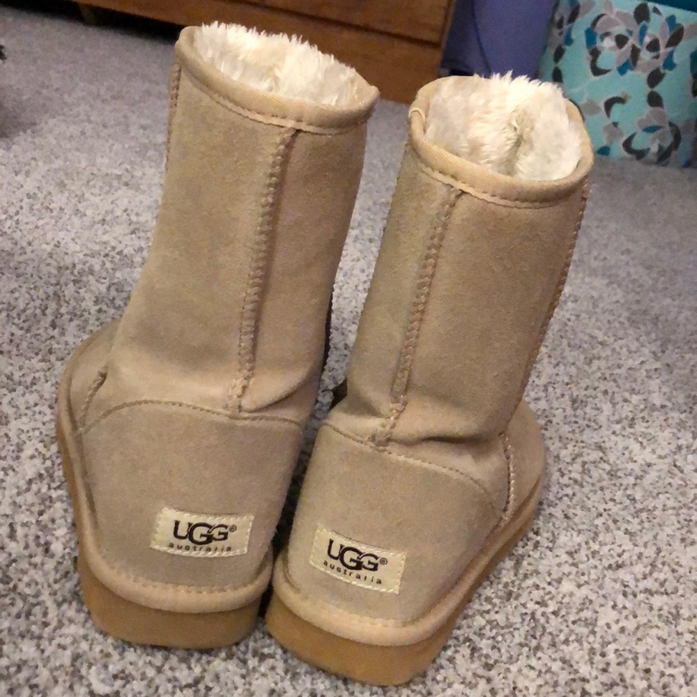 Cream- colored original short UGG boots SOLD